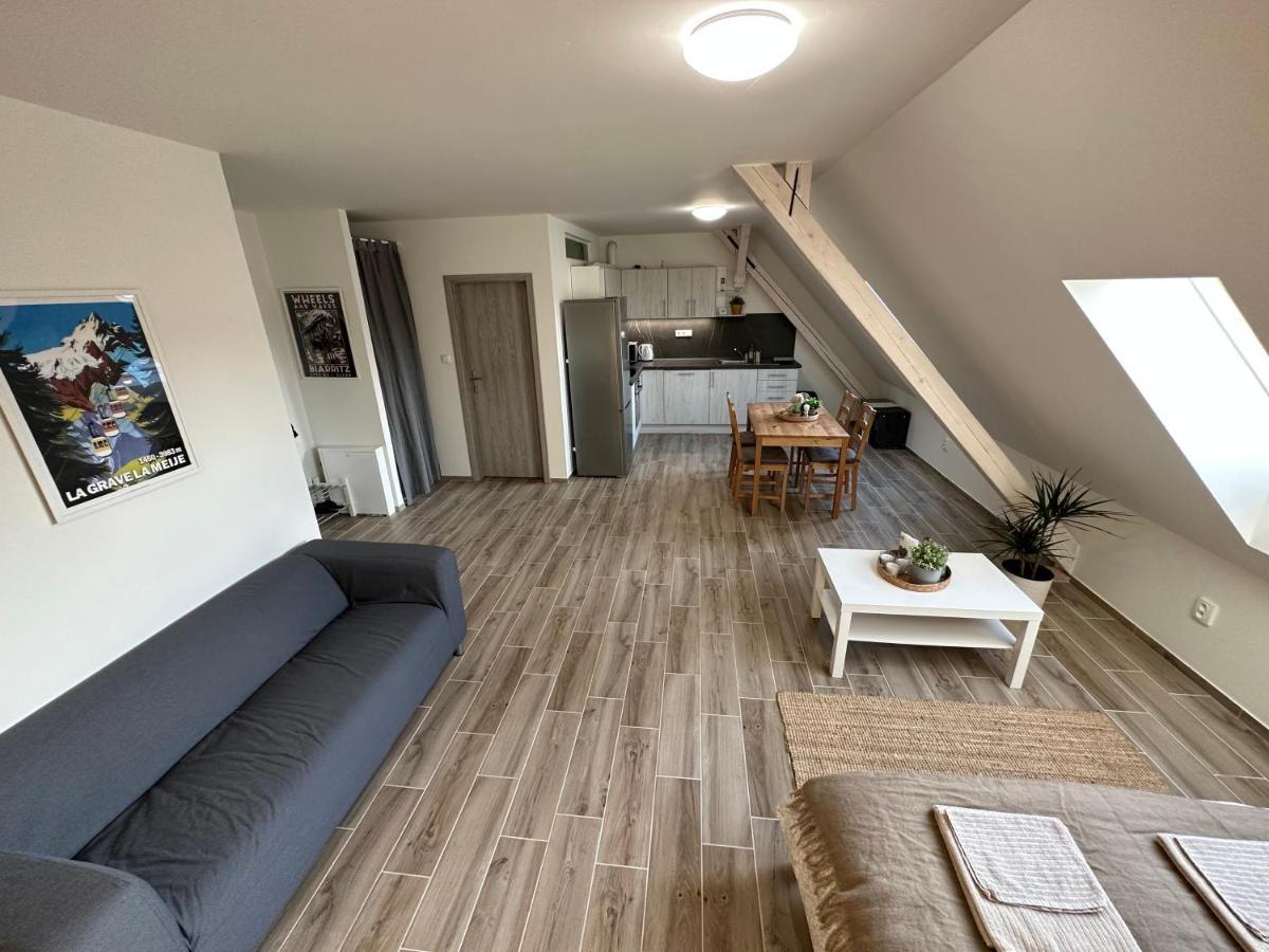 Apartmany Monastery Suites Zirec ดวูร์กราโลเว นัด ลาเบม ภายนอก รูปภาพ