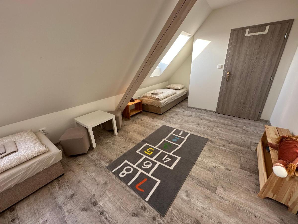 Apartmany Monastery Suites Zirec ดวูร์กราโลเว นัด ลาเบม ภายนอก รูปภาพ