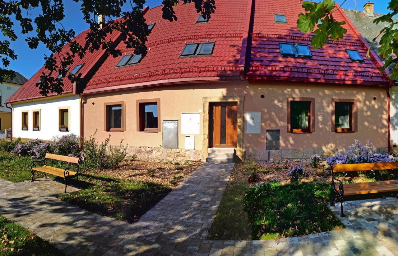 Apartmany Monastery Suites Zirec ดวูร์กราโลเว นัด ลาเบม ภายนอก รูปภาพ