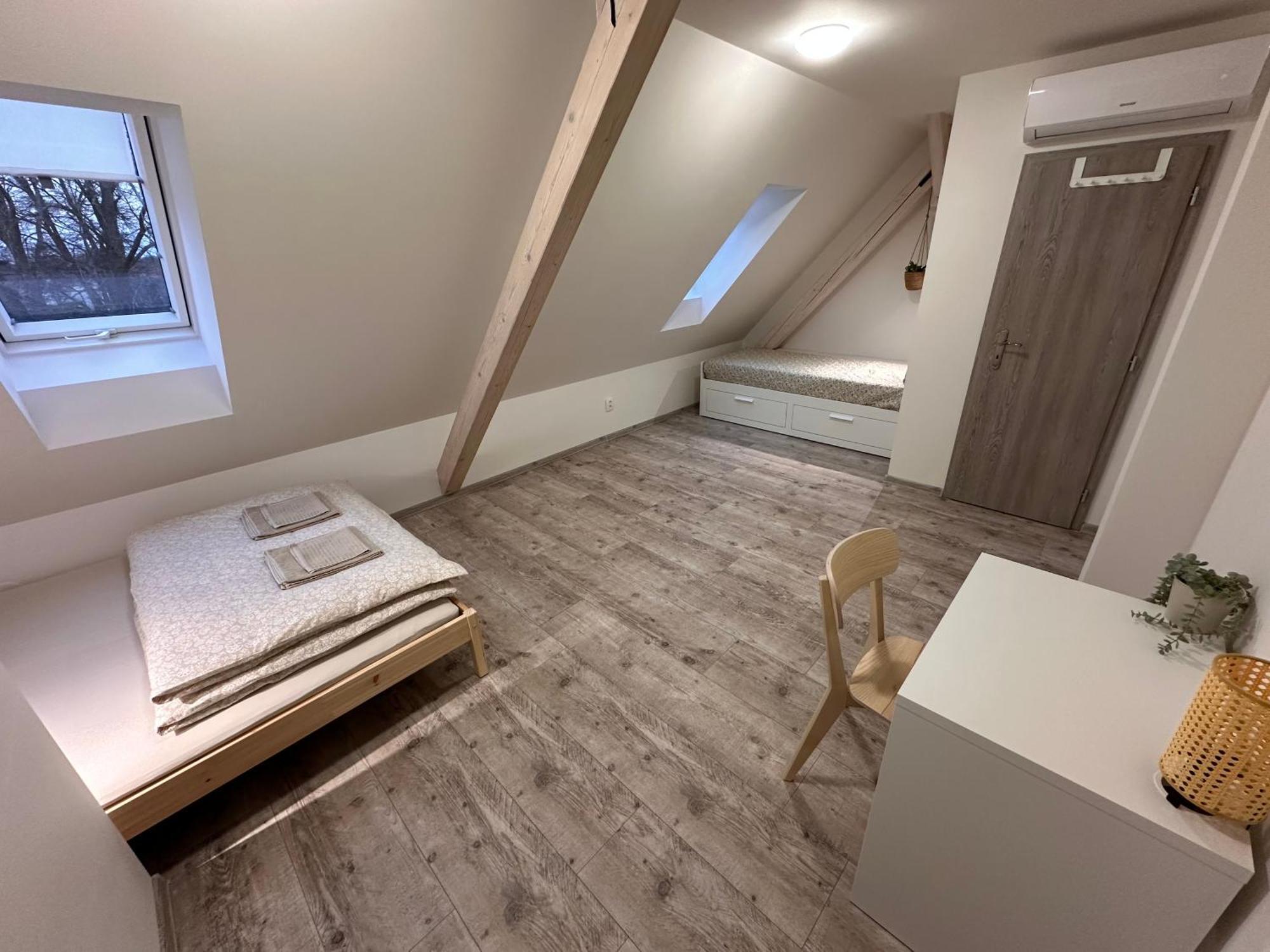 Apartmany Monastery Suites Zirec ดวูร์กราโลเว นัด ลาเบม ภายนอก รูปภาพ