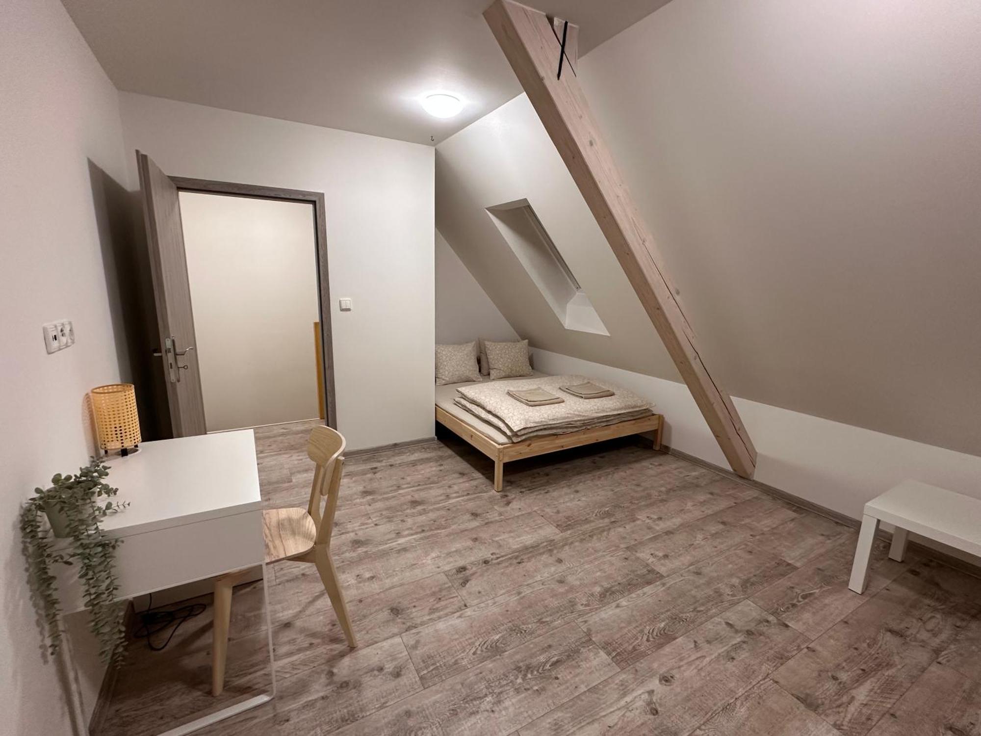 Apartmany Monastery Suites Zirec ดวูร์กราโลเว นัด ลาเบม ภายนอก รูปภาพ